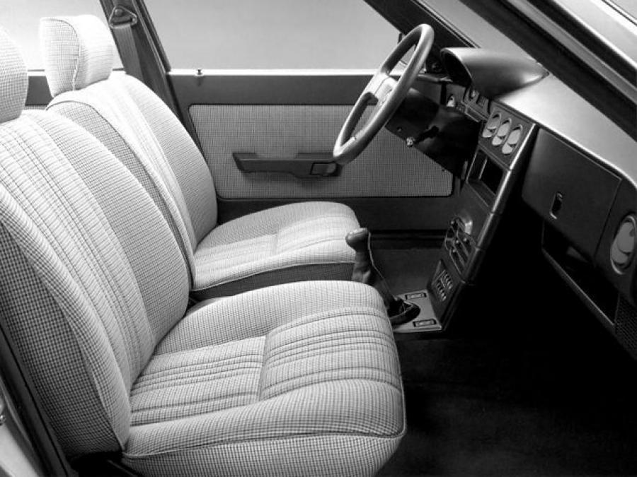 Интерьер Alfa Romeo 33 1986 года  (фото 2 из 7)